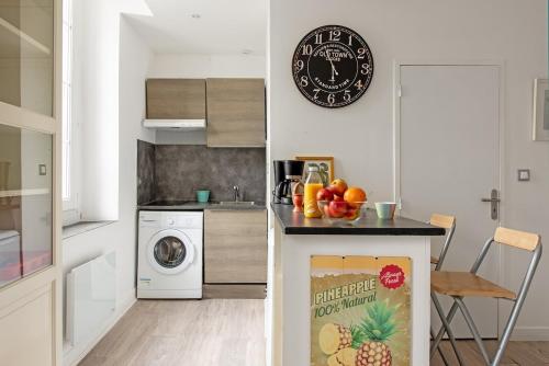 - une cuisine avec un comptoir et un lave-linge dans l'établissement Aurore - Studio 1, à Carcassonne