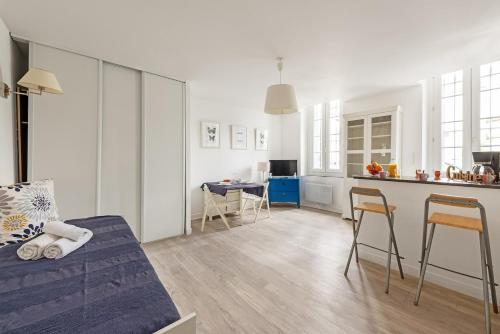 un salon avec un canapé et une cuisine dans l'établissement Aurore - Studio 1, à Carcassonne