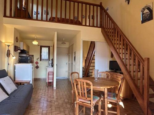 un salon avec une table et un escalier dans l'établissement Appart Studio cabine mezzanine 5 couchages BANYULS SUR MER BN060-002, à Banyuls-sur-Mer