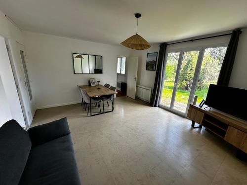 un salon avec un canapé et une table dans l'établissement La Bellevilla, à Belleville-sur-Loire