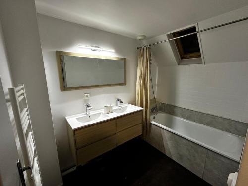 une salle de bain avec un lavabo et une baignoire dans l'établissement La Bellevilla, à Belleville-sur-Loire