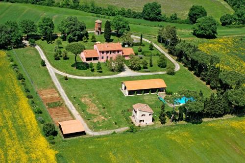 an aerial view of a house in a field at Tenuta di Paganico - I Roggeti in Paganico