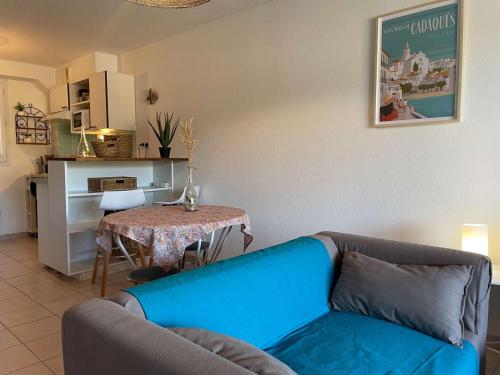 un salon avec un canapé bleu et une table dans l'établissement Appart 3 pièces 6 couchages BANYULS SUR MER BN330-045, à Banyuls-sur-Mer