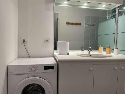 une salle de bain avec une machine à laver et un lavabo dans l'établissement Appart 3 pièces 6 couchages BANYULS SUR MER BN330-045, à Banyuls-sur-Mer