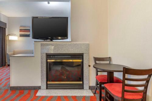 a living room with a fireplace with a flat screen tv at Comfort Suites Boise West Meridian in Meridian
