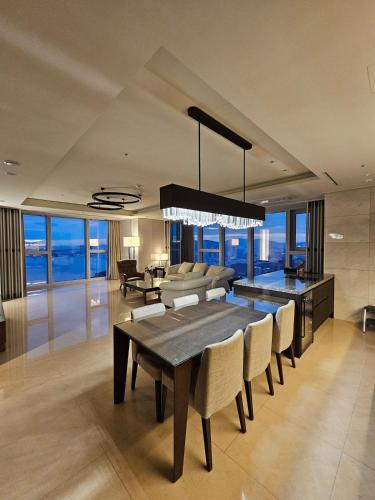 Φωτογραφία από το άλμπουμ του 3B3B Luxury Beach Condo with Breathtaking Views στο Μπουσάν