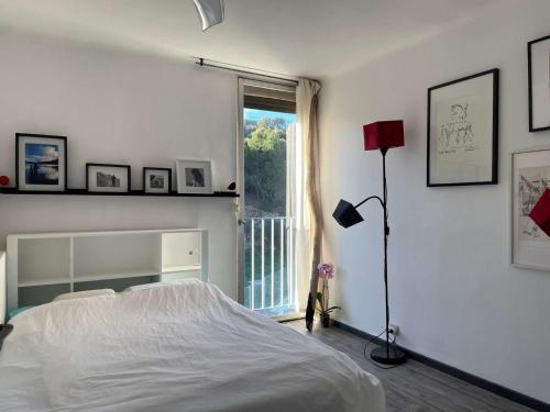 une chambre blanche avec un lit et une fenêtre dans l'établissement Appart 2 pièces 4 couchages BANYULS SUR MER BN100-E541, à Banyuls-sur-Mer