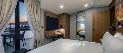 Postel nebo postele na pokoji v ubytování Doubletree By Hilton Suites Trabzon Yomra