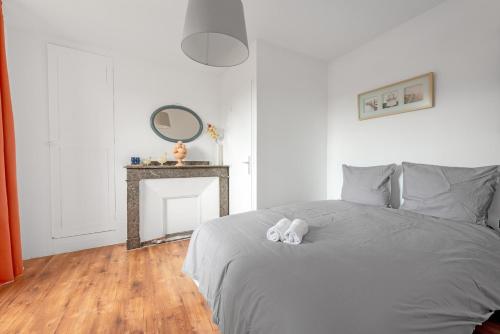 une chambre avec un lit avec deux animaux en peluche dessus dans l'établissement Aurora - T1 - 25, à Carcassonne