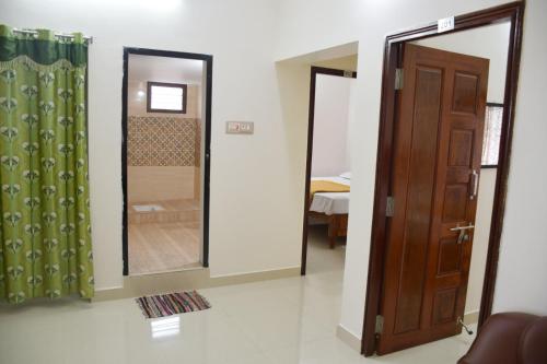 Katil atau katil-katil dalam bilik di Sri Aruna Residency AC