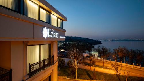 un hôtel avec vue sur l'eau la nuit dans l'établissement Ezkar Bathonea Art İstanbul Hotel, à Avcılar