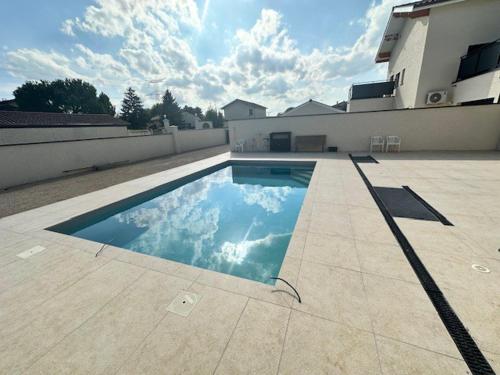 Maison 90 avec 8 chambres lechaffardcom