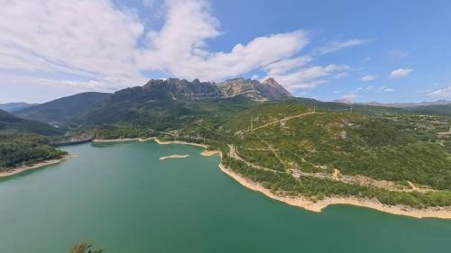 an aerial view of a lake with a mountain at Hadar Deluxe - tucasaenlospirineos in Escarrilla