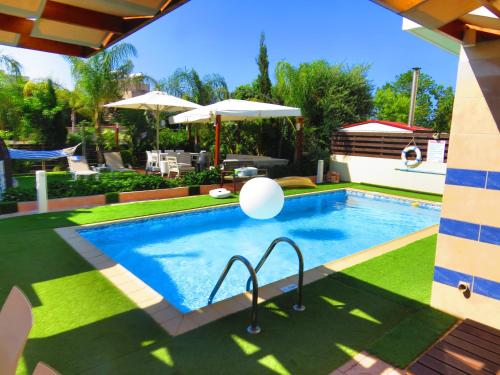 Sunshine Villa Private Pool Luxury Garden 2' walk to Kalamies beach Pernera