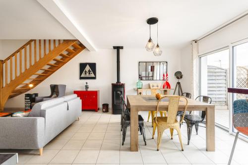 un salon avec une table et un canapé dans l'établissement Maison entre plage et marais, à Bourcefranc