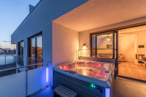 een jacuzzi op het balkon van een huis bij Luxus_SPA_OG_Fewo MOHNBLUME _WE 4_ in Göhren-Lebbin