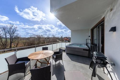 een balkon met een tafel en stoelen en een fiets bij Luxus_SPA_OG_Fewo MOHNBLUME _WE 4_ in Göhren-Lebbin