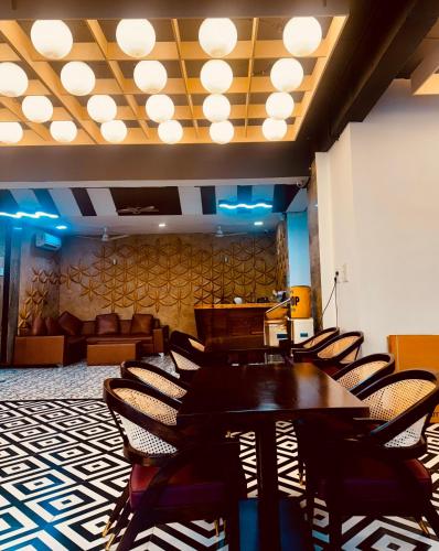 Et opholdsområde på La Riviera Suites