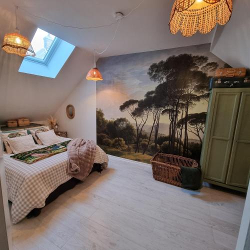 une chambre avec un lit et un tableau au mur dans l'établissement La Damoiselle en Bourgogne, à Ouanne