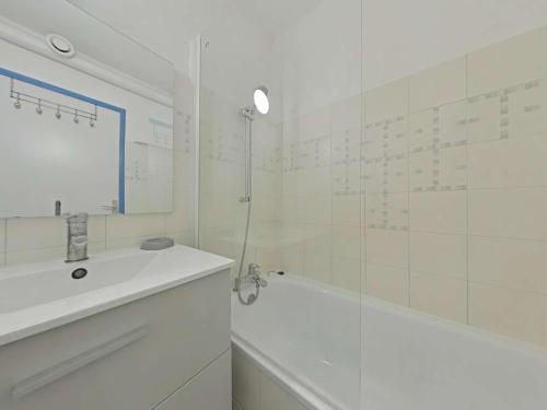 une salle de bain blanche avec un lavabo et une douche dans l'établissement Appt Studio LA ROCHELLE LR240-402, à La Rochelle