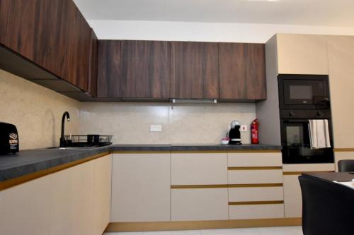 Cucina o angolo cottura di 2 bedroom Flat close to Valletta & Sliema - Orion 1