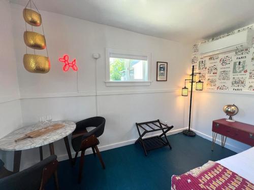 a room with a table and chairs and a window at Urban Luxe Retreat l King Bed l Kitchenette in Solvang