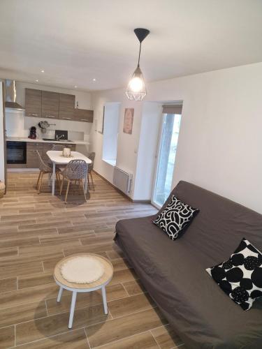 un salon avec un lit et une cuisine dans l'établissement village house, à Villegly