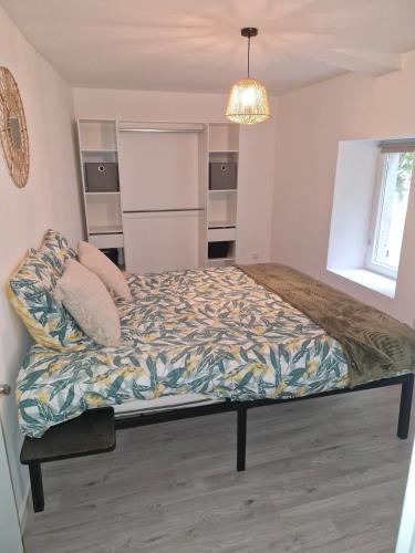 une chambre avec un lit dans une pièce dans l'établissement village house, à Villegly