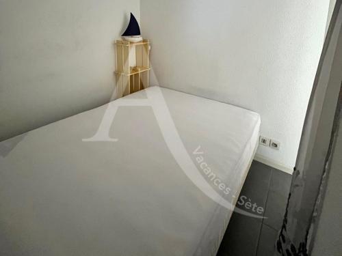 een bed in een kamer met een lamp erop bij T2 vue port de Sete in Sète