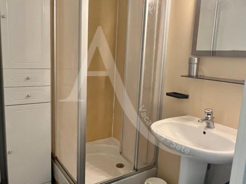 een badkamer met een douche en een wastafel bij T2 vue port de Sete in Sète