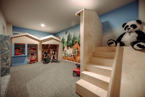 a childs room with a panda bear wall at Ferienanlage Central in Flachau