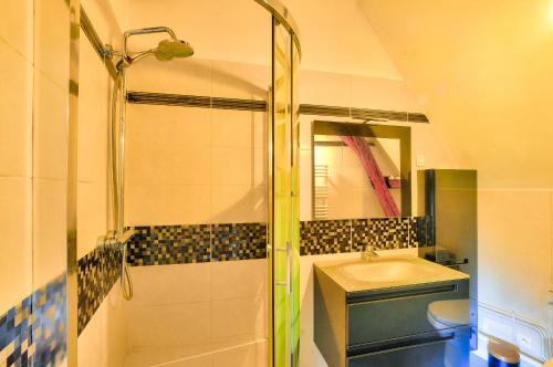 ein Badezimmer mit Dusche und Waschbecken in der Unterkunft Maison en pierre avec piscine et terrasse pour 6 in Montignac