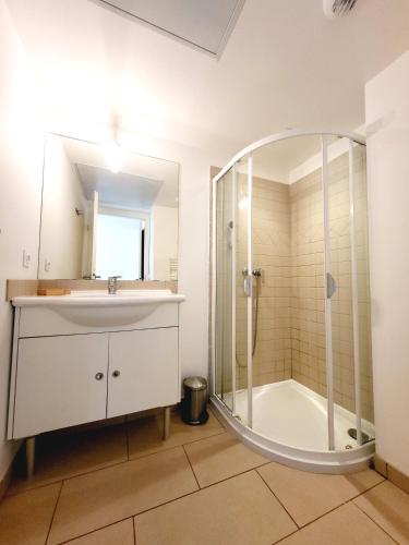 une salle de bain avec un lavabo et une douche dans l'établissement 4-6 couchages vue mer et port de Solenzara Corse, à Sari-Solenzara