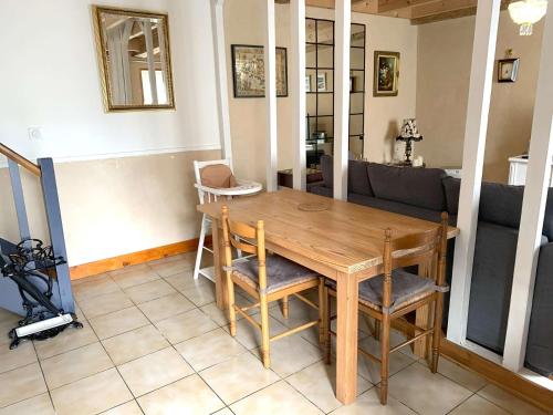 une table et des chaises en bois dans un salon dans l'établissement Maison de charme à 400m de la plage de Trestraou à PERROS-GUIREC - Réf 506, à Perros-Guirec