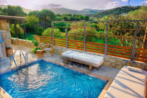 Bazén v ubytovaní Victoria's Luxury Apartment - Private Pool, Jacuzzi alebo v jeho blízkosti
