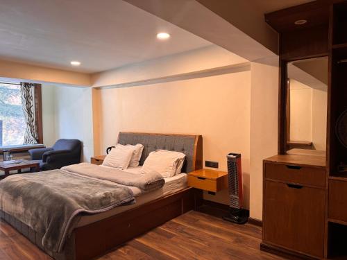 En eller flere senge i et værelse på Alpine Guest House