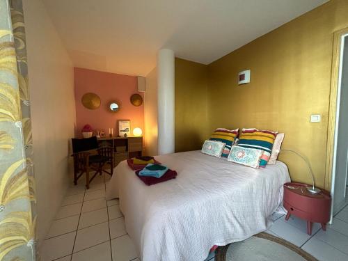 une chambre avec un lit et une table avec une chaise dans l'établissement Un duplex à PARIS DAUMESNIL, à Paris