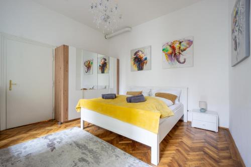 Central apartment in Viennese old building