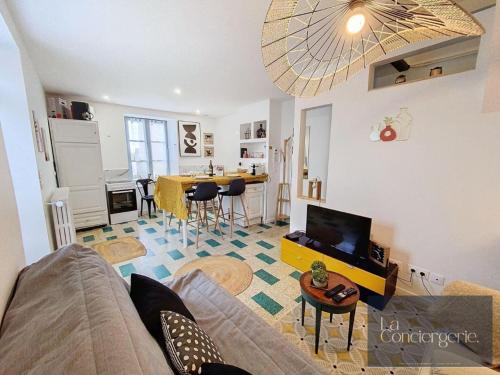 un salon avec un canapé et une table dans l'établissement Le Duplex de Bellevue - Futuroscope - La Conciergerie., à Jaunay-Clan