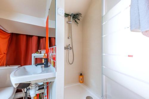 Et badeværelse på Le Nid Chromatique, Hyper Centre Palaiseau