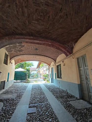 ピアネッツァにあるDimora 1876の橋架のある建物内の路地