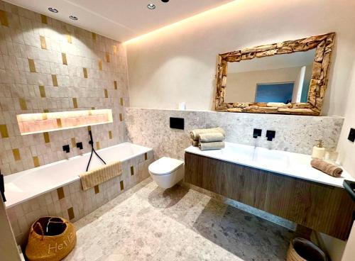 une salle de bain avec un lavabo, des toilettes et un miroir dans l'établissement La belle Villa de J et J, à Nice
