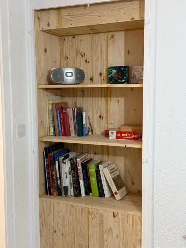Perpustakaan di apartmen