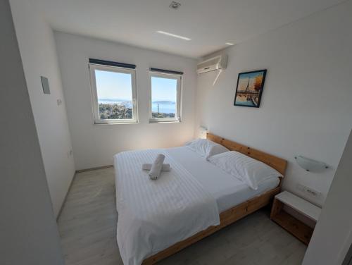 En eller flere senge i et værelse på Villa Sunshine