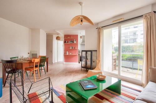 un salon avec une table et une salle à manger dans l'établissement LE MAILLE- T2 au calme en centre-ville, à Nantes