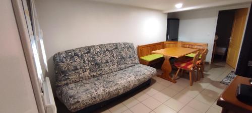 un salon avec un canapé et une table dans l'établissement Appartement T2 33m2, à Montaigu-Vendée
