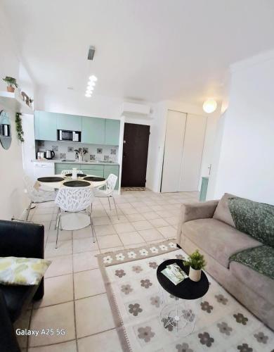 un salon avec un canapé et une table dans l'établissement Emplacement idéal 450 métres du Palais croisette plage, à Cannes