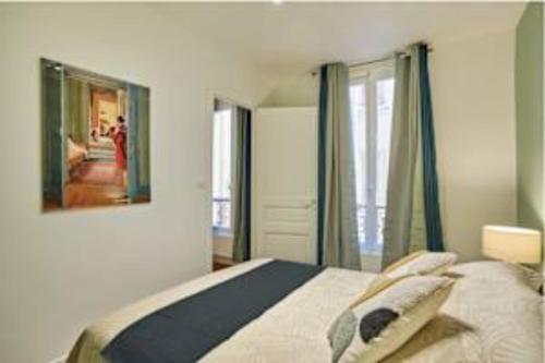 Superb Apartment Le Marais Place des Vosges