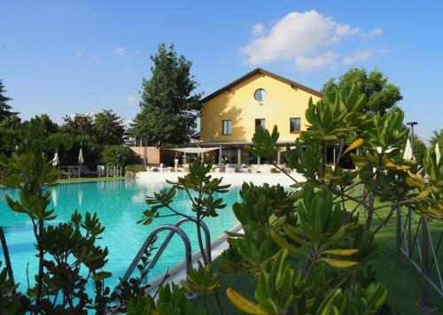 The swimming pool at or close to Les Maisons des Fleurs