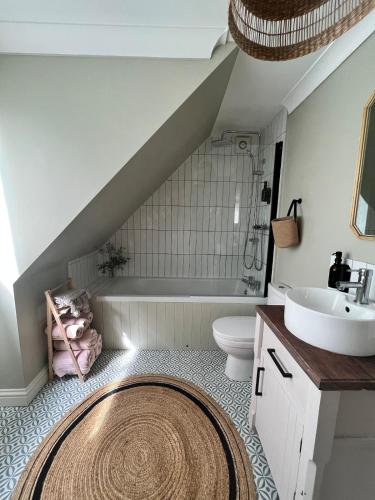 a bathroom with a sink and a tub and a toilet at Luxury coastal retreat - On-site parking - sleeps 4 in Ilfracombe